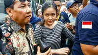 Jessica Kumala Wongso, tersangka kasus pembunuhan Wayan Mirna Salihin, tiba di Rumah Tahanan (Rutan) Pondok Bambu, Jakarta Timur, Jumat (27/5). Selama dua puluh hari ke depan, Jessica akan dititipkan disana. (Liputan6.com/Yoppy Renato)