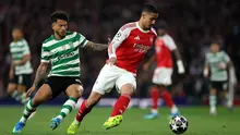 Bek Arsenal, William Saliba, mendapat tekanan dari penyerang Sporting CP, Luis Suárez, dalam pertandingan leg kedua perempat final Liga Champions 2025/2026 antara Arsenal dan Sporting CP di Emirates Stadium, London utara, pada 15 April 2026. (Adrian Dennis / AFP)