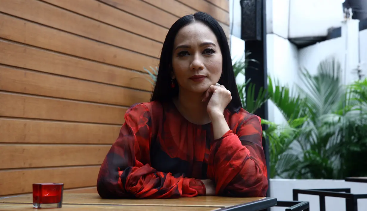"Kita sebagai penghibur seperti memberi boneka bagi penggemar, kita selalu ingin membuat happy. Ini adalah hadiah untuk fans, karena mereka banyak mendukung saya," tandas Sheila Majid. (Nurwahyunan/Bintang.com)