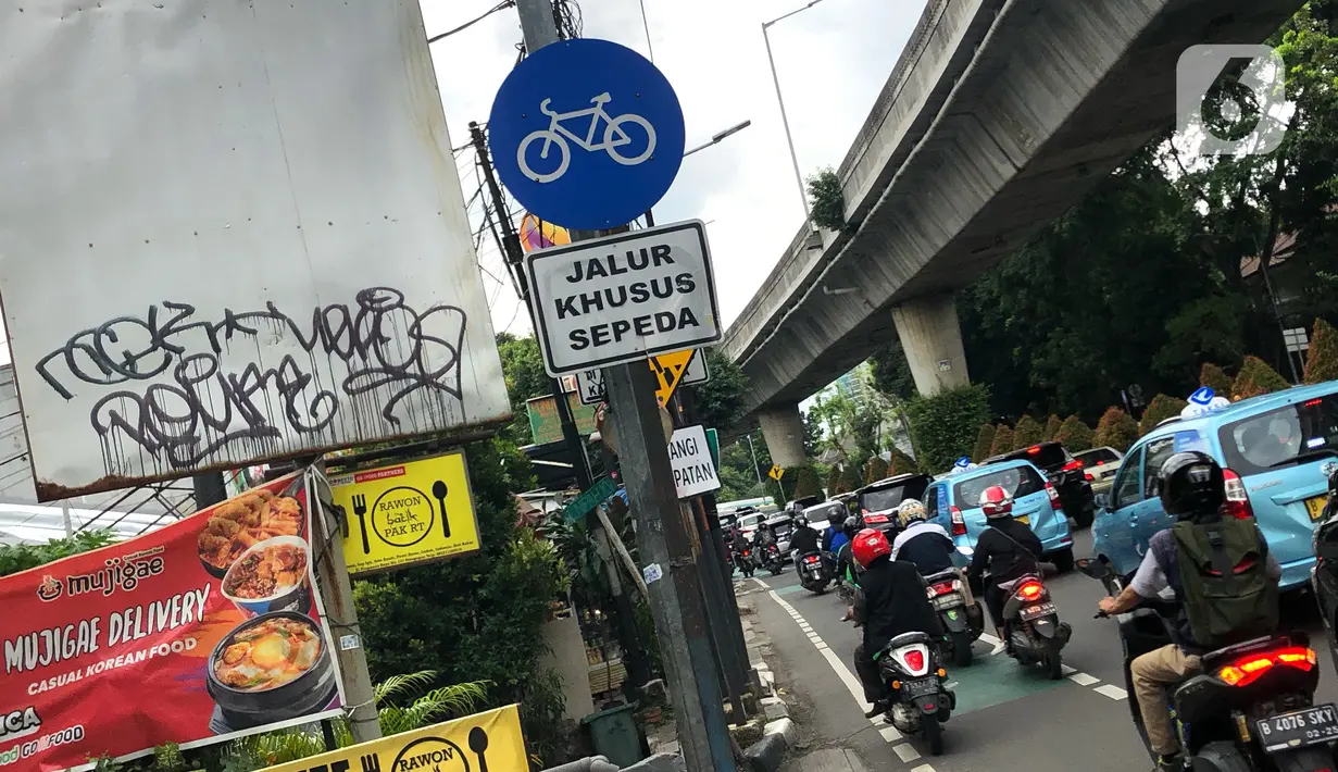 Kendaraan lewat di sekitar jalur khusus sepeda, Blok M, Jakarta, Selasa (24/11/2020). Gubernur Anies Baswedan memperkirakan pembangunan jalur sepeda sepanjang 500 km di Ibu Kota bakal tertunda karena anggaran masih difokuskan untuk penanggulangan Covid-19 dan banjir. (Liputan6.com/Immanuel Antonius)
