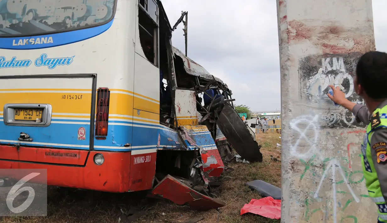 Sebuah bus PO Rukun Sayur menghantam tiang jembatan penyebrangan di KM 202, Jawa Barat, Selasa (14/7/2015). Kecelakaan tersebut menyebabkan 11 orang tewas dan 27 luka - luka. (Liputan6.com/Herman Zakharia)