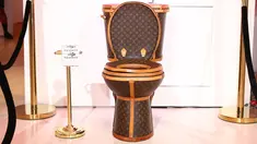 Sebuah toilet emas berlapis kulit tas Louis Vuitton dipamerkan dalam sebuah showroom di California, Los Angeles, 8 November 2017. Karya unik tersebut dibuat oleh seorang seniman bernama Illma Gore. (Joe Scarnici/Getty Images for Tradesy/AFP)