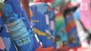 Jejeran terompet berbahan plastik yang dijual di Pasar Gembrong, Jakarta, Minggu (29/12/2019). Berbeda pada tahun sebelumnya, penjualan terompet plastik jelang perayaan malam Tahun Baru 2020 lebih marak dibandingkan terompet kertas. (merdeka.com/Iqbal Nugroho)
