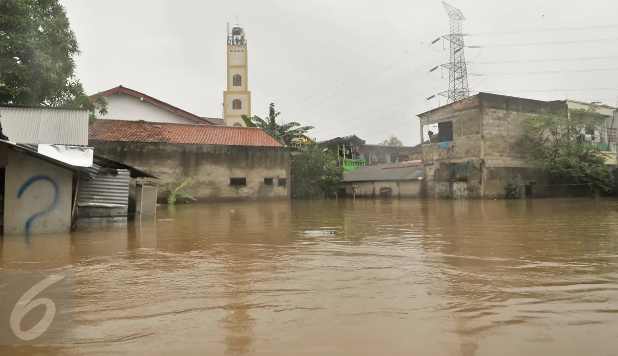 Kondisi di kawasan Cipinang Melayu yang terendam banjir, Jakarta Timur, Senin (20/2). Banjir ini merendam RW 3 hingga RW 4, Kelurahan Cipinang Melayu, Kecamatan Cipinang Muara. (Liputan6.com/Yoppy Renato)
