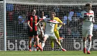 Pemain Manchester United, Rasmus Hojlund, berselebrasi setelah menjebol gawang Bournemouth pada lanjutan Liga Inggris di Stadion Vitality, Minggu (27/4/2025). (Glyn Kirk / AFP)