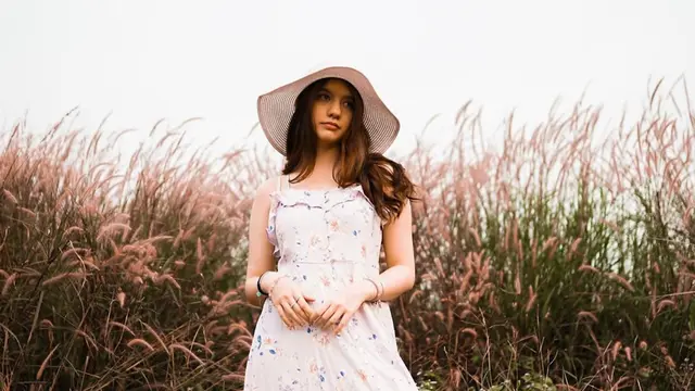 FOTO: Gaya Cassandra Lee Dalam Balutan Busana Putih Ini Makin Memesona