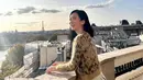 Dari senyumannya, sepertinya suasana hati Jisoo begitu cerah, secerah langit biru yang membentang. (Foto: Instagram/ sooyaaa__)