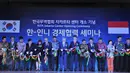 President & CEO Korea International Trade Association (KITA) Kim In Ho dan para pengusaha menggunting pita saat peresmian kantor cabang KITA di  Ritz Carlton, Jakarta, Selasa (9/6/2015). (Liputan6.com/Herman Zakharia)
