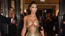 Aktris Kim Kardashian berjalan di karpet merah saat menghadiri Met Gala 2018 di Metropolitan Museum of Art, New York (7/5). Tema Met Gala kali ini adalah "Heavenly Bodies: Fashion dan Catholic Imagination". (AFP Photo/Andrew Toth)