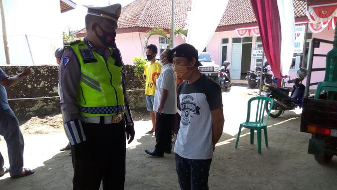 Puluhan orang terjaring razia masker di Purbalingga, Jawa Tengah, Rabu (26/8/2020). (Foto: Liputan6.com/Rudal Afgani)