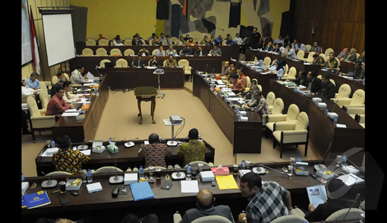 Mendagri Tjahjo Kumolo dan Menkumham Yasona Laoly menggelar rapat kerja dengan Komisi II DPR terkait Perppu Pilkada dan Pemerintah Daerah di Gedung Nusantara, Kompleks Parlemen Senayan, Jakarta, Senin (19/1/2015). (Liputan6.com/Andrian M Tunay)