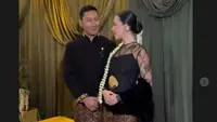 Busana Resepsi DJ Patricia Schuldtz Istri Darma Mangkuluhur, Usung Adat Solo dengan Modifikasi