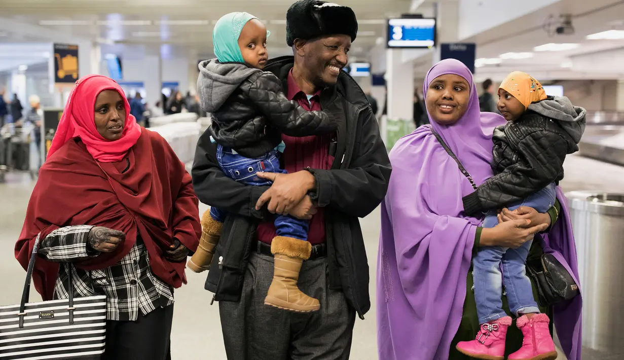 Sebuah keluarga muslim sekembalinya dari Amsterdam, tiba di Bandara Internasional Minneapolis-Saint Paul, Senin (6/2). Sejumlah warga muslim sempat tidak dapat masuk AS akibat kebijakan imigrasi Presiden Donald Trump. (Jerry Holt/Star Tribune via AP)