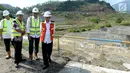 Presiden Joko Widodo atau Jokowi saat meninjau pembangunan bendungan di Cibeureum, Kuningan, Jawa Barat, Jumat (25/5). Usai kegiatan, Jokowi menanggapi terkait disahkannya Revisi UU Terorisme oleh DPR. (Liputan6.com/Pool/Biro Pers Setpres)