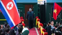 Pemimpin Korea Utara (Korut) Kim Jong-un tiba di Stasiun Dong Dang di Lang Son, Vietnam, Selasa (26/2). Kim Jong-un menjejakkan kakinya di Vietnam untuk menghadiri pertemuan dengan Presiden Amerika Serikat, Donald Trump. (Photo by - / AFP)