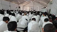 Para jemaah calon haji asal Indonesia mendengarkan khotbah wukuf di dalam tenda di Arafah, Jumat (8/7/2022). (Liputan6.com/Mevi Linawati)