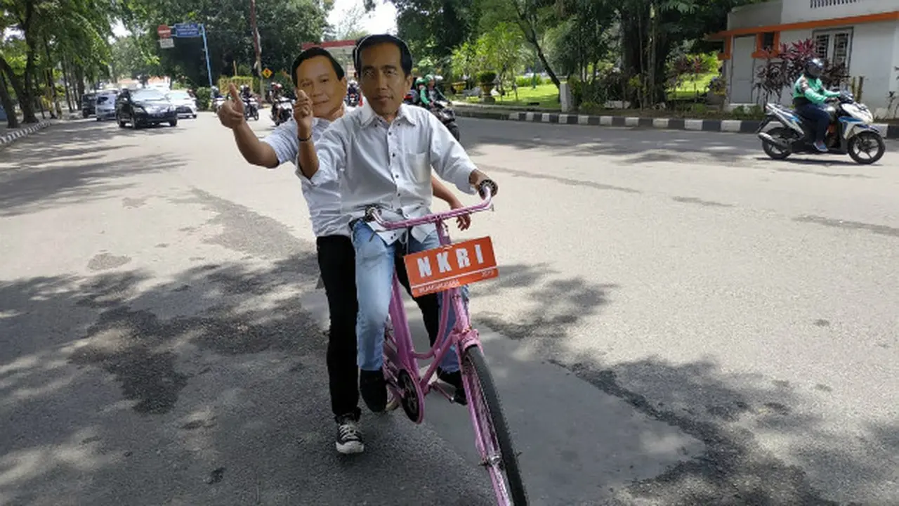 Aksi Unik 'Jokowi' dan 'Prabowo' Ajak Masyarakat Bersatu dengan Bagi-bagi Stiker '2019 Kita Tetap Saudara'