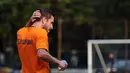 Gelandang Persipura, Robertino Pugliara mengusap kepala saat berlatih di Lapangan C Senayan, Jakarta, Selasa (5/5/2015). Latihan tersebut merupakan persiapan jelang AFC 2015 di Bengaluru, India, 12 Mei mendatang. (Liputan6.com/Helmi Fithriansyah)