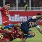 Gelandang Persija Jakarta, Sandi Sute, menjatuhkan gelandang Arema FC, Hanif Sjahbandi, pada laga Liga 1 di SUGBK, Jakarta, Sabtu (31/3/2018). Persija menang 3-1 atas Arema FC. (Bola.com/Vitalis Yogi Trisna)