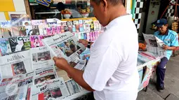 Warga membaca Koran hari ini di Jakarta, Rabu (10/5). Vonis Hakim terhadap Basuki Tjahaja Purnama (Ahok) kemarin membuat Sejumlah koran Nasional menjadikan berita Ahok halaman depan. (Liputan6.com/Johan Tallo)