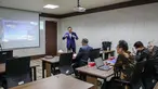 Dalam akun Instagram pribadinya, Agus Yudhoyono mengunggah momen saat dirinya menjalani sidang proposar disertasi. Memakai jas alamamater UNAIR, AHY pun tampak begitu percaya diri saat menyampaikan materi. (Liputan6.com/IG/@agusyudhoyono)