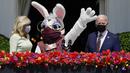 Presiden Joe Biden bersama Ibu Negara Jill Biden dan Kelinci Paskah berdiri di balkon Ruang Biru, Gedung Putih, Washington, Amerika Serikat, Senin (5/4/2021). Gedung Putih kembali meniadakan tradisi Easter Egg Roll menyusul pandemi COVID-19 yang sedang berlangsung. (AP Photo/Evan Vucci)