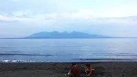 Pantai Boom terus berbenah diri, salah satunya dengan membangun food court yang langsung menghadap ke laut lepas.