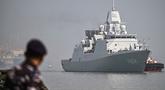 Personel Tentara Nasional Indonesia (TNI) Angkatan Laut (AL) berdiri menyambut kedatangan kapal perang Kerajaan Belanda HNLMS De Ruyter di pelabuhan Tanjung Perak, Surabaya, Jawa Timur pada Kamis 14 Mei 2026. (JUNI KRISWANTO/AFP)