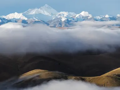 Foto yang diabadikan pada 5 September 2020 ini menunjukkan awan yang melingkar di sekitar Gunung Qomolangma. (Xinhua/Lyu Shuai)