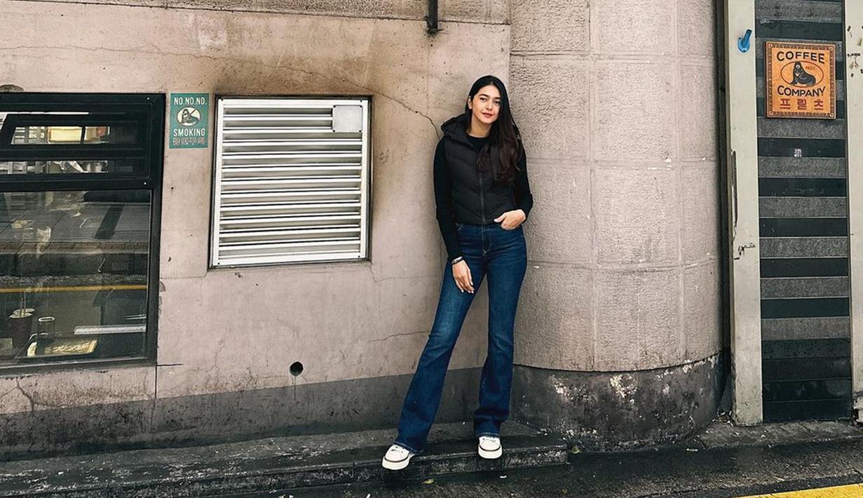 Seakan menolak tua, Nabila justru tampil bak ABG. Seperti penampilannya yang satu ini. Wanita 37 tahun itu memakai jaket rompi hitam dengan inner warna senada. Untuk bawahan, Nabila memilih mengenakan celana jeans model cutbray dan sepatu putih. (Liputan6.com/IG/@nsyakieb85)