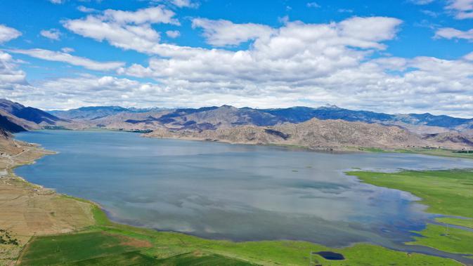 Foto dari udara menunjukkan pemandangan saat musim panas di sebuah danau di Geopark Keketuohai, Wilayah Fuyun, Altay, Daerah Otonom Uighur Xinjiang, China barat laut, Minggu (7/6/2020). (Xinhua/Ding Lei)