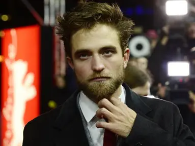 Robert Pattinson tampil berbeda saat menghadiri pemutaran film terbarunya "Life" di Berlin, Jerman, 9 Februari 2015. (AFP PHOTO/John MACDOUGALL)