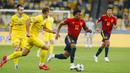 Penyerang Spanyol, Adama Traore, berusaha melewati pemain Ukraina, Ruslan Malinovskiy, pada laga UEFA Nations League di Stadion Olimpiyskiy, Rabu (14/10/2020). Ukraina menang dengan skor 1-0. (AP/Efrem Lukatsky)