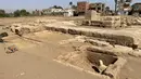 Gambar selebaran tak bertanggal yang dirilis oleh Kementerian Purbakala Mesir pada 6 Maret 2023, menunjukkan patung Sphynx yang digali di dekat Kuil Dendera di provinsi Qina (Qena). Patung sphinx itu digambarkan menggunakan Nemes, hiasan kepala dari kain yang digunakan firaun di bawah mahkota. (Egyptian Ministry of Antiquities / AFP)