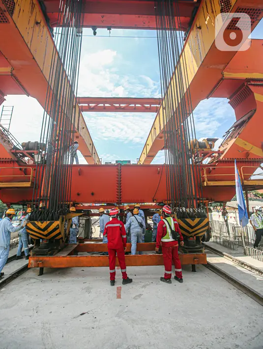 Pekerja Kereta Cepat Jakarta-Bandung (KCJB) menyelesaikan pemasangan girder box Casting Yard #1 di kawasan Jatibening Baru, Bekasi, Jawa Barat, Senin (27/6/2022). Untuk diketahui, pemasangan girder box di proyek Kereta Cepat Jakarta-Bandung dibagi ke dalam tiga section. (Liputan6.com/Faizal Fanani)