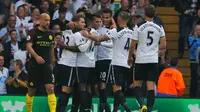 Para pemain Tottenham Hotspur merayakan gol ke gawang Manchester City pada laga Premier League di White Hart Lane, London, Minggu (2/10/2016). (AFP/Ian Kington)