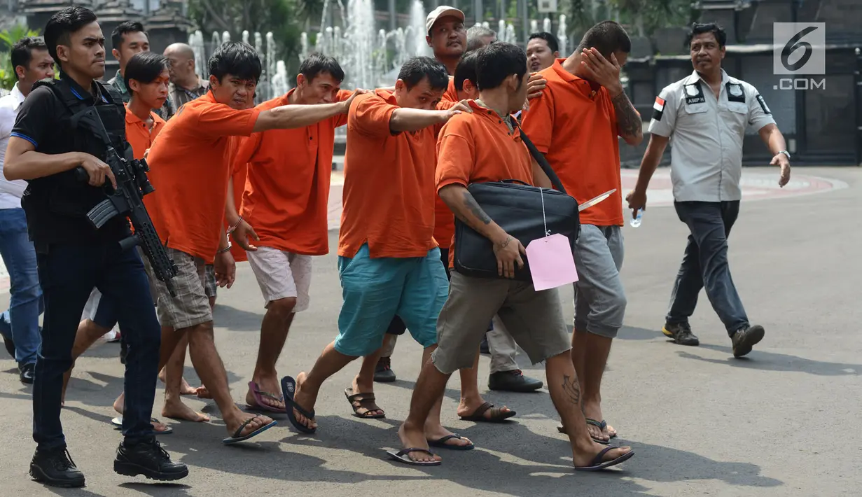 Polisi menggiring para tersangka saat gelar perkara kejatahan wilayah Jabodetabek di Polda Metro Jaya, Jakarta, Jumat (15/3). Para tersangka terjerat kasus begal, pencurian, perampokan hingga jambret. (merdeka.com/Imam Buhori)