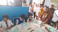 Uji coba program makan bergizi gratis di sejumlah sekolah Kota Tangerang, Banten. (Liputan6.com/Pramita Tristiawati)