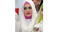 Meski ditinggal suami mendekam di jeruji besi, pemilik nama Ronia Ismawati Nur Azizah ini tetap terlihat cantik. (Liputan6.com/Panji Diksana)