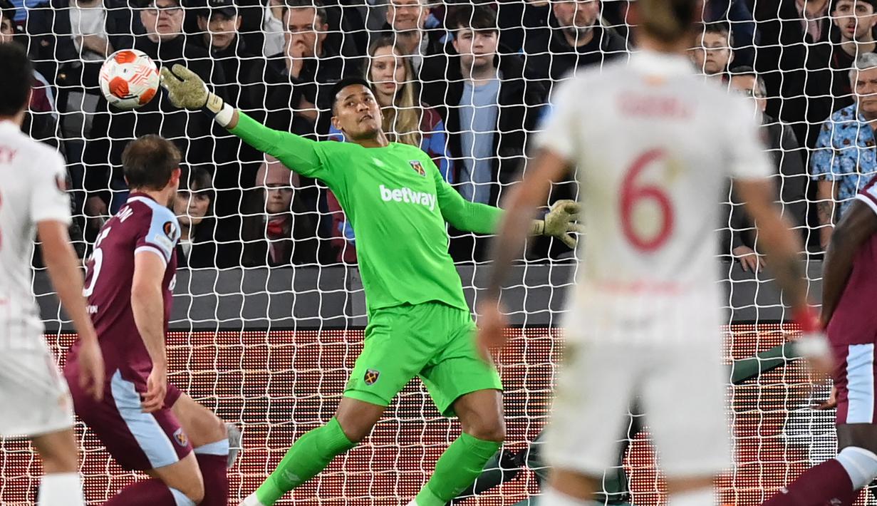 Alphonse Areola. Kiper milik PSG berusia 29 tahun ini dipinjamkan ke Tottenham Hotspur pada awal musim 2021/2022. Meski baru tampil sekali di Premier League, namun ia telah tampil 10 kali di ajang lainnya. Ia masih kesulitan menggeser posisi kiper utama dari Lukasz Fabianski. (AFP/Glyn Kirk)