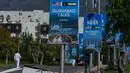 Para pekerja berjalan melewati papan reklame di dekat Hotel Serena, menjelang putaran kedua negosiasi antara Amerika Serikat dan Iran, di Islamabad, Pakistan, Senin 20 April 2026. Hari ini, Senin 20 April 2026, Iran secara resmi menyatakan menolak mengirimkan delegasi untuk melanjutkan perundingan damai tahap dua dengan Amerika Serikat (AS) di Islamabad, Pakistan. (AP Photo/Anjum Naveed)