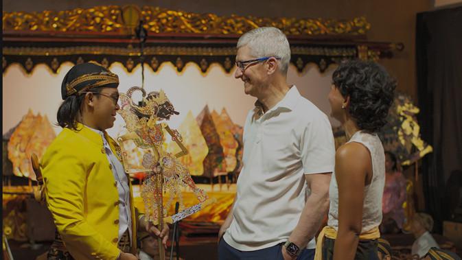 CEO Apple Tim Cook mengunjungi Museum Wayang Jakarta, Rabu (17/4/2024), bertemu dengan Fakih Tri Sera Fil Ardhi selaku dalang wayang kulit. Credit: Apple