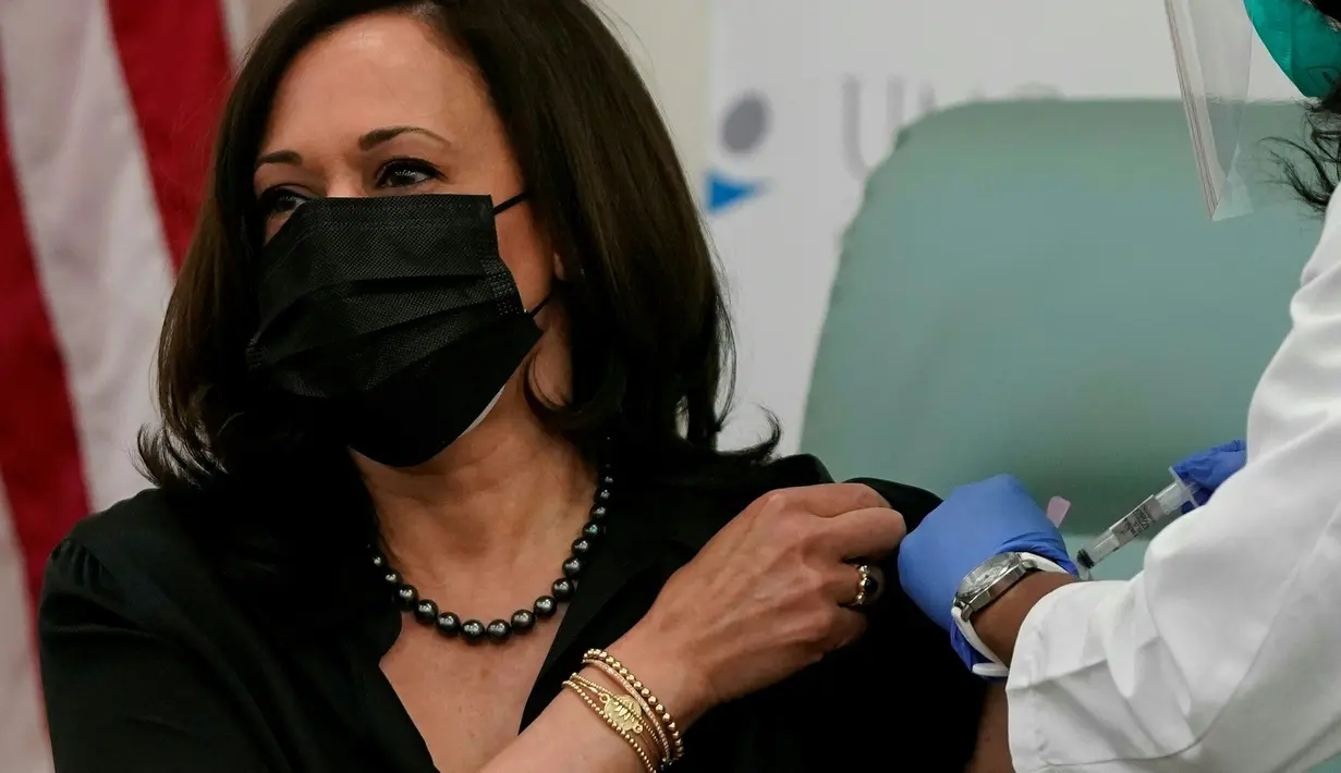 Perawat Patricia Cummings menyutikkan vaksin COVID-19 kepada Wakil Presiden Amerika Serikat terpilih Kamala Harris di United Medical Center di area Washington DC, Selasa (29/12/2020). Kamala Harris mendapat suntikan pertama dari dua suntikan di United Medical Center. (AP Photo/Jacquelyn Martin)