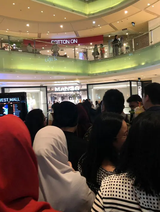 Pengunjung berupaya keluar gedung setelah merasakan gempa yang melanda sebuah pusat perbelanjaan di kawasan Jakarta, Jumat (2/8/2019). Berdasarkan data BMKG, gempa bumi memiliki Magnitudo 7,4 dan berpusat di wilayah barat daya Sumur, Banten. (Liputan6.com/Adinda)