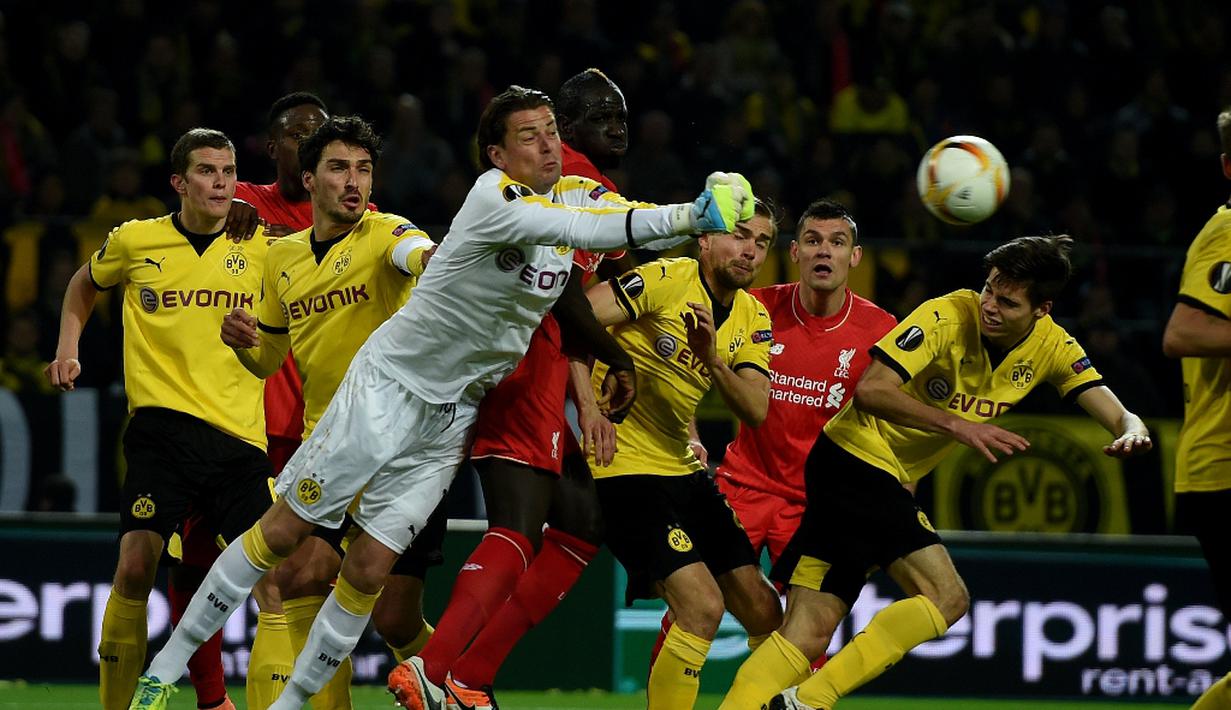 Kiper Borussia Dortmund, Roman Weidenfeller, menghalau serangan pemain Liverpool pada laga leg pertama perempat final Liga Europa di Stadion Signal Iduna Park, Dortmund, Jumat (8/4/2016) dini hari WIB. (AFP/Patrik Stollarz)