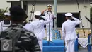 Panglima Komando Lintas Laut Militer (Kolinlamil) Laksamana Muda TNI Aan Kurnia memberi hormat kepada prajurit dalam HUT Komando Lintas Laut Militer (Kolinlamil) ke-55 di Markas Kolinlamil, Jakarta, Jumat (1/7). (Liputan6.com/Faizal Fanani)