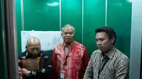 Tim Hukum PDI Perjuangan yang terdiri dari I Wayan Sudirta (kiri) dan Teguh Samudera (tengah) menyambangi kantor Dewan Pers di Jalan Kebon Sirih, Jakarta Pusat, Jumat (17/1/2020). (Merdeka.com/Ahda Bayhaqi)