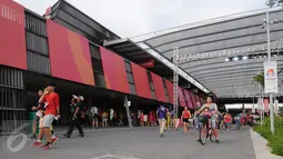 Ribuan warga, baik domestik maupun manca negara mendatangi lokasi pembukaan SEA Games 2015 di National Stadium Singapura, Jumat (5/6/2015). Beberapa warga melintas di depan Kallang Wave menuju National Stadium Singapura. (Liputan6.com/Helmi Fithriansyah)