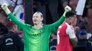 Pemain Arsenal, Gabriel Magalhaes, tak mampu menutupi kekecewaan setelah gagal mengeksekusi penalti dalam adu tos-tosan yang berujung pada kekalahan The Gunners dari Paris Saint-Germain (PSG) pada final Liga Champions 2025/2026 di Stadion Puskas Arena, Sabtu (30/5/2026). (AP Photo/Petr Josek)