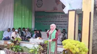 Istri Ganjar Pranowo, Siti Atikoh menghadiri acara peringatan Isra Mikraj dan Harlah 101 Nahdlatul Ulama di Ponpes Syifaul Qulub Mutaallimin, Cinangka, Kabupaten Serang, Banten, Rabu (7/2/2024). (Liputan6.com/ Lizsa Egeham)